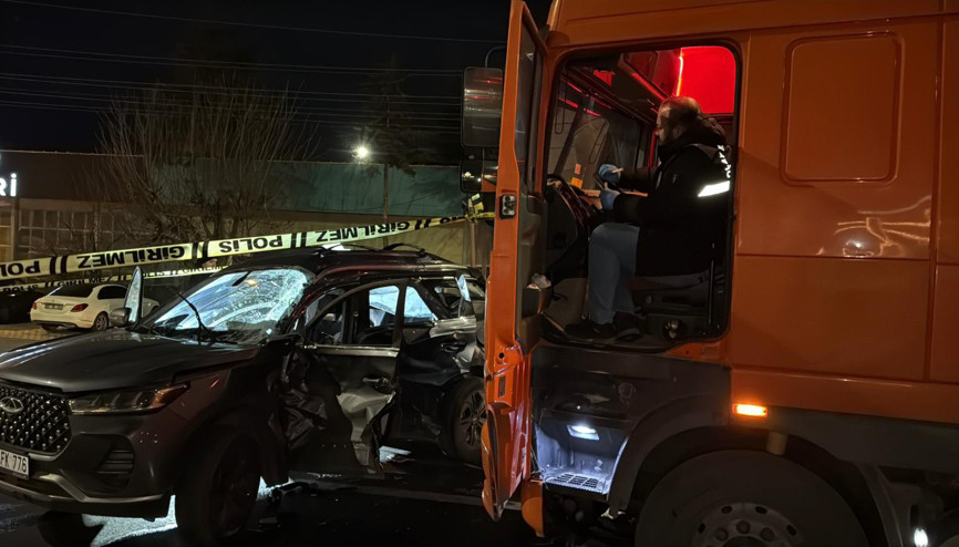 Işık ihlali yapan TIR, otomobile çarptı; 1 ölü, 5 yaralı Işık ihlali yapan TIR, otomobile çarptı; 1 ölü, 5 yaralı