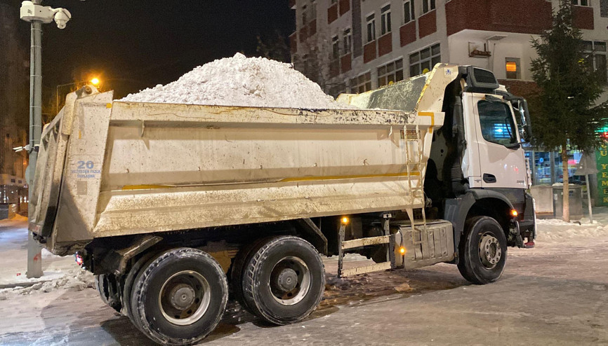 Kars’ta 500 kamyon kar şehir dışına taşındı