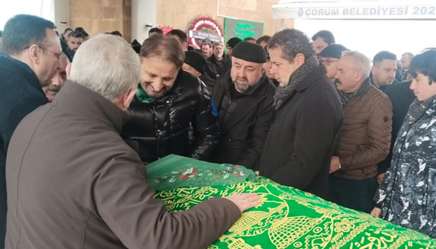 Cüneyt Özdemirin acı günü: Annesi Hamiyet Özdemir toprağa verildi