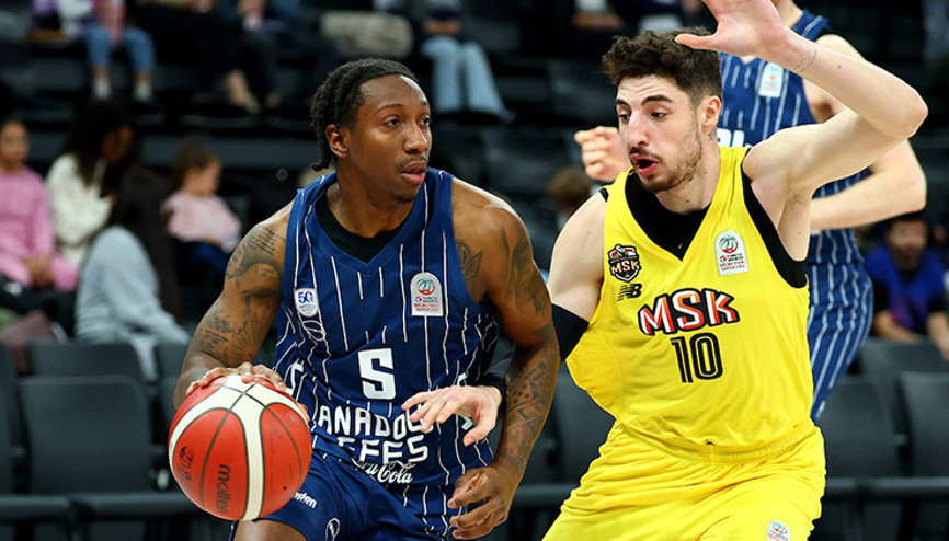 Anadolu Efes evinde kazandı
