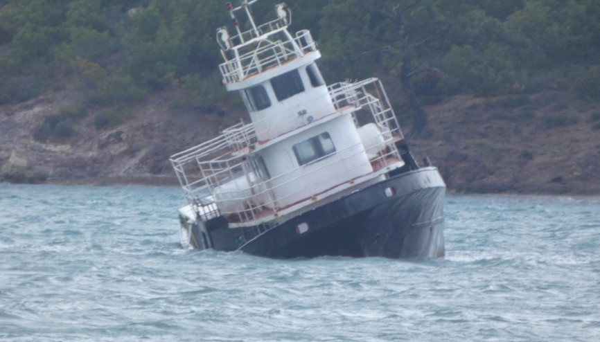 Balıkesirde kuvvetli lodos nedeniyle sürüklenen feribot karaya oturup, yan yattı
