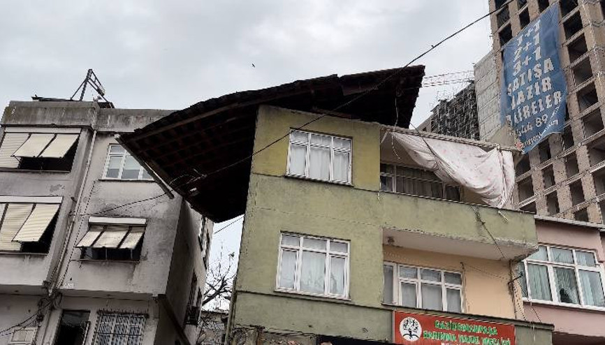 İstanbulda lodos: Binanın çatısı uçtu, beton parçaları otomobilin üzerine düştü