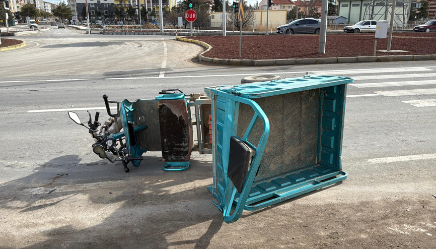 TIR ile üç tekerlekli motosiklet çarpıştı: 1 ölü, 3 yaralı TIR ile üç tekerlekli motosiklet çarpıştı: 1 ölü, 3 yaralı