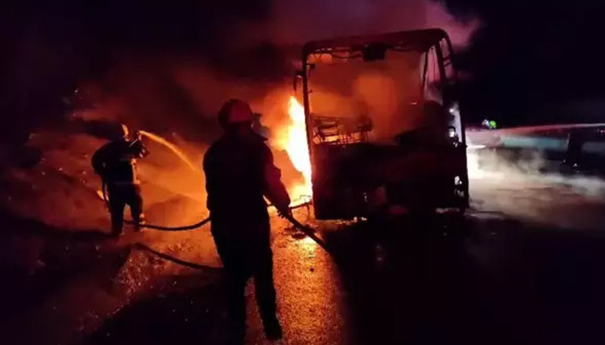 Adanada facianın eşiğinden dönüldü Seyir halindeki yolcu otobüsü alev alev yandı Adanada facianın eşiğinden dönüldü Seyir halindeki yolcu otobüsü alev alev yandı