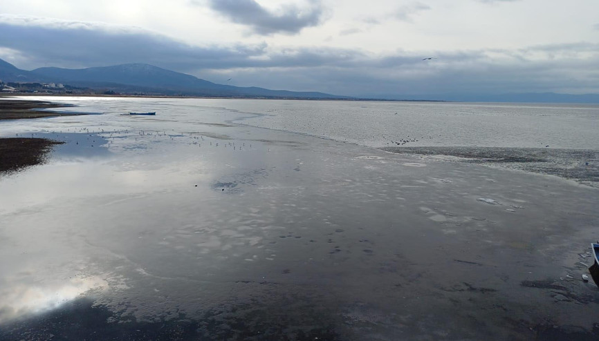 Beyşehir Gölü’nün yüzeyi buz tuttu