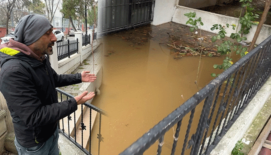 3 kez çöken yol toprakla dolduruldu: Bodrum katı su bastı