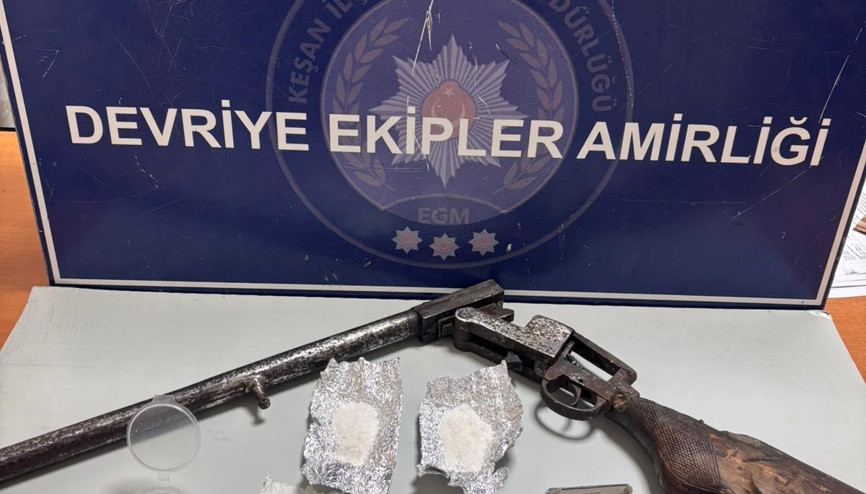 Araçta uyuşturucu ve silah ele geçirildi Araçta uyuşturucu ve silah ele geçirildi