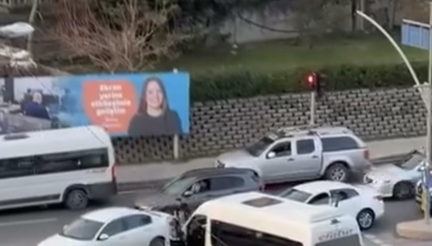 İstanbul - Pendikte kırmızı ışıkta iki sürücü arasındaki yol verme kavgası kamerada İstanbul - Pendikte kırmızı ışıkta iki sürücü arasındaki yol verme kavgası kamerada