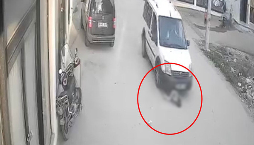 Yola fırlayan 2 yaşındaki çocuk, aracın altında kaldı Yola fırlayan 2 yaşındaki çocuk, aracın altında kaldı