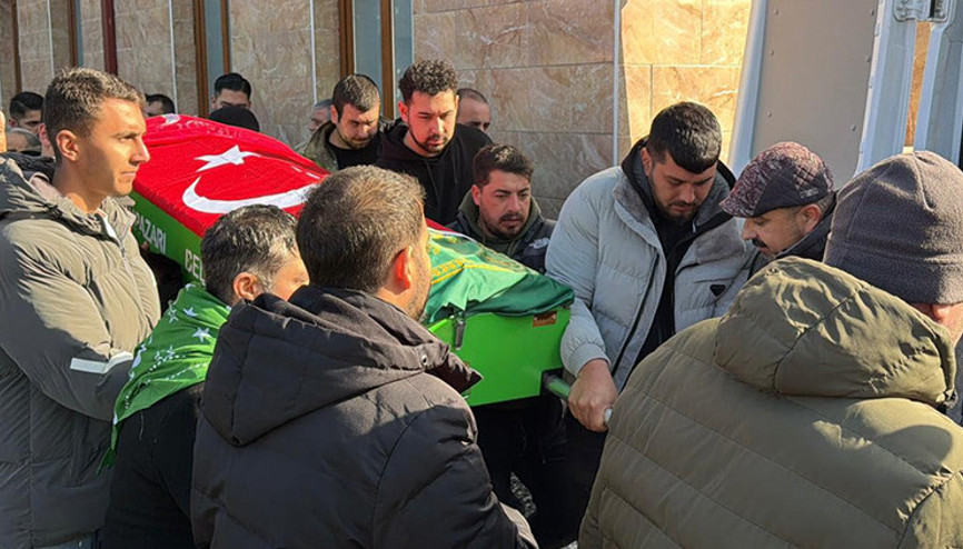 Yarışırken 3 kişinin ölümüne neden oldu 21 yaşındaki Eray gözyaşları içinde son yolculuğuna uğurlandı Yarışırken 3 kişinin ölümüne neden oldu 21 yaşındaki Eray gözyaşları içinde son yolculuğuna uğurlandı