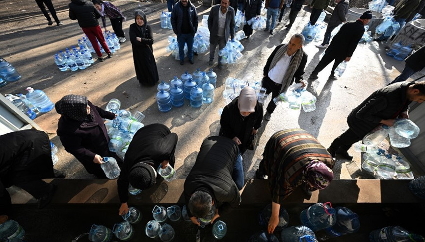 Başkentteki kesintiler nedeniyle vatandaşlar çeşmelerden su dolduruyor Başkentteki kesintiler nedeniyle vatandaşlar çeşmelerden su dolduruyor