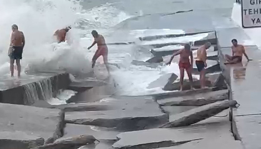 Kadıköyde denize girmek isteyen kişilerin bacakları kırıldı Kadıköyde denize girmek isteyen kişilerin bacakları kırıldı