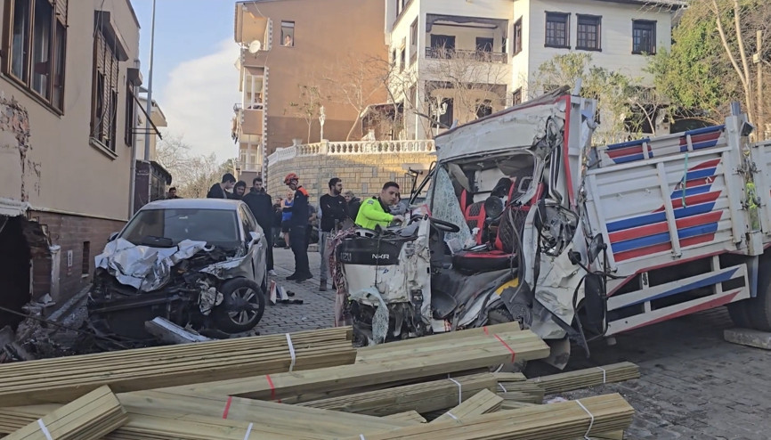 İstanbul - Beykozda kamyon dükkana girdi: 1i turist 2 ölü