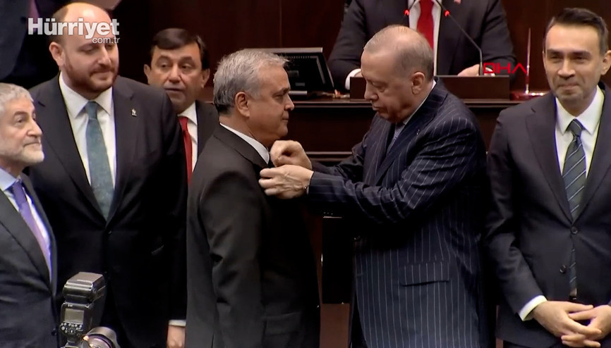 Cumhurbaşkanı Erdoğan, AK Partiye katılan 3 vekile rozet taktı