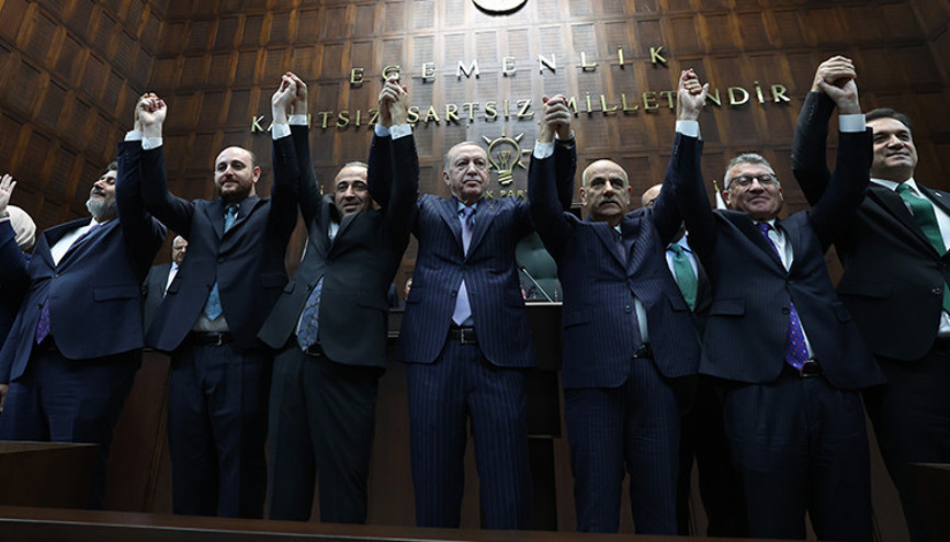 Cumhurbaşkanı Erdoğan, AK Partiye katılan 3 vekile rozet taktı