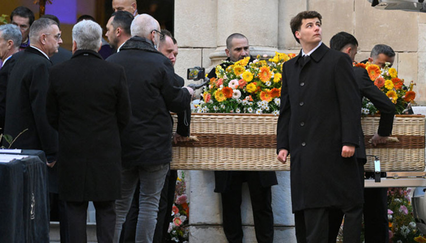 Hasırla süslenmiş bir tabut, üzerinde güneş rengi çiçekler: Ünlü oyuncu son yolculuğuna böyle uğurlandı Hasırla süslenmiş bir tabut, üzerinde güneş rengi çiçekler: Ünlü oyuncu son yolculuğuna böyle uğurlandı