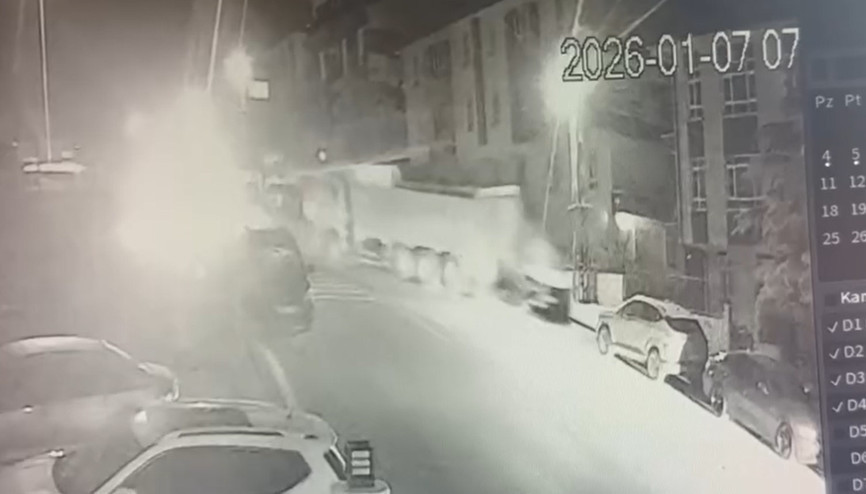 Kamyonla 3 araca çarpıp kaçtı; o anlar kamerada
