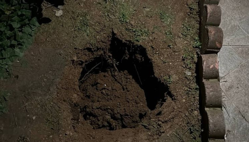 Girişinde çukur oluşan 5 katlı binada yaşayanlar tahliye edildi