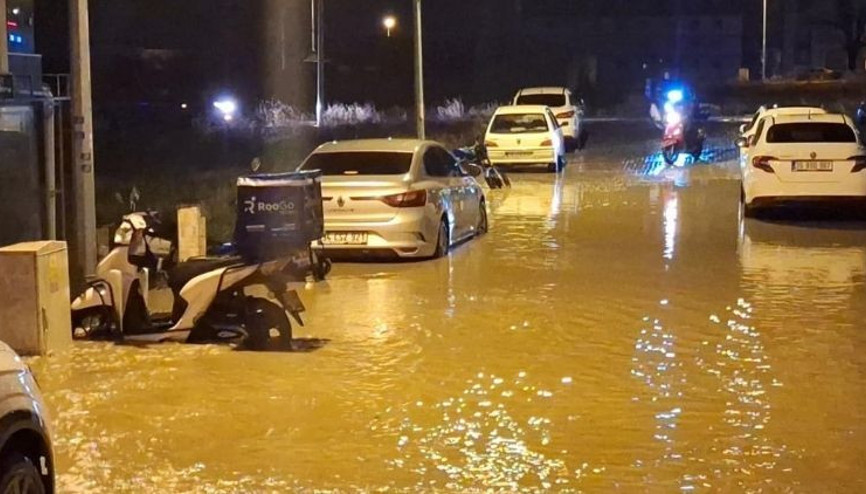 Edirne ve Kırklareliyi sağanak vurdu, evleri ve caddeleri su batı Edirne ve Kırklareliyi sağanak vurdu, evleri ve caddeleri su batı