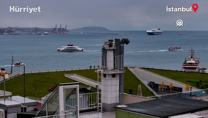 Apartmanın çatısındaki deniz feneri, müteahhidin işine ve eşine olan aşkını yaşatıyor