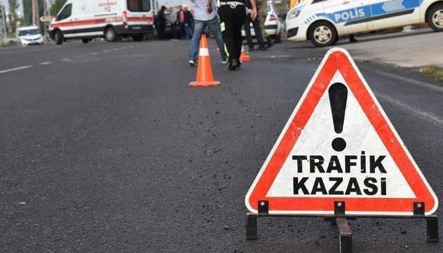 Kocaelide kamyon ile servis minibüsünün çarpıştı: 7 kişi yaralandı