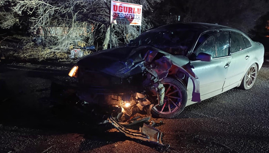 Otomobil, TIRla çarpıştı:5 yaralı