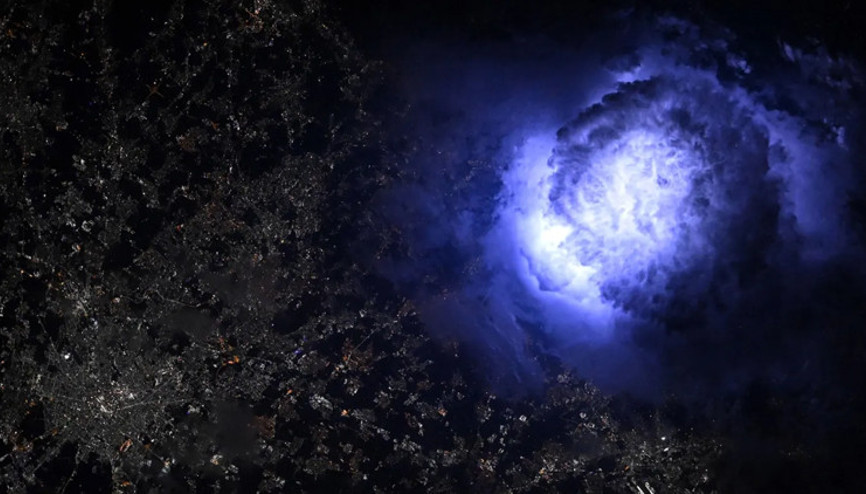 Astronottan büyüleyici yıldırım fotoğrafı