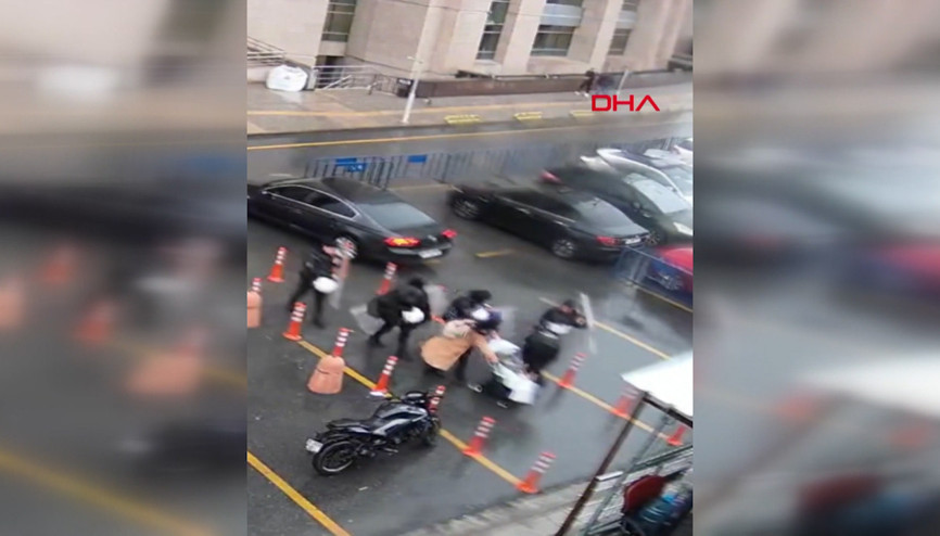 İstanbulda polis kalkanı, anne ve bebeğini fırtınadan korudu