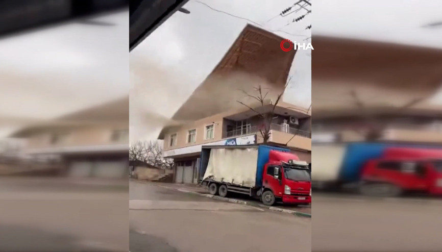Kocaeliyi fırtına vurdu: Evlerin çatıları uçtu, vatandaş tenteyle birlikte savruldu