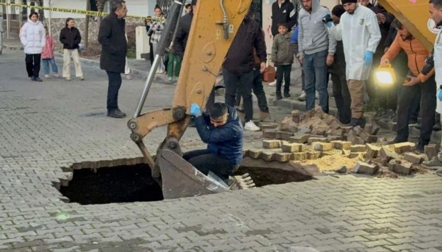 Yağmur sonrası tüyler ürperten olay… Çöken yoldan insan kafatası ve kemikleri çıktı