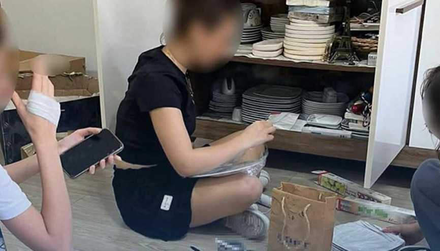 İnfiale neden olmuştu: İzmirdeki skandalda öğretmen için gözaltı kararı İnsan ticareti ile suçlanıyor İnfiale neden olmuştu: İzmirdeki skandalda öğretmen için gözaltı kararı İnsan ticareti ile suçlanıyor