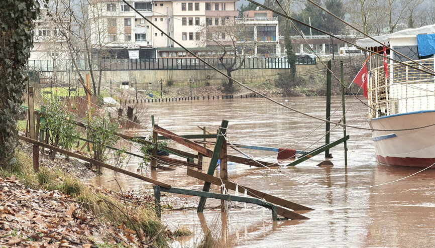 Eriyen kar ile sağanak birleşti; Bartın Irmağı taştı