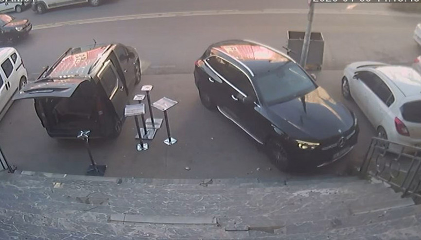 Fren ile gazı karıştırınca olanlar oldu: Park halindeki otomobile çarpıp merdivene çıktı