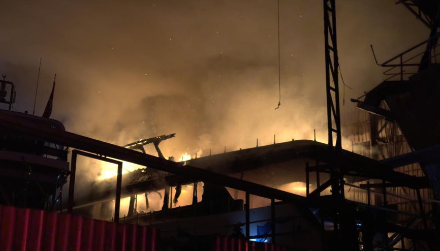 Fethiyede tersanedeki teknede çıkan yangın kontrol altına alındı