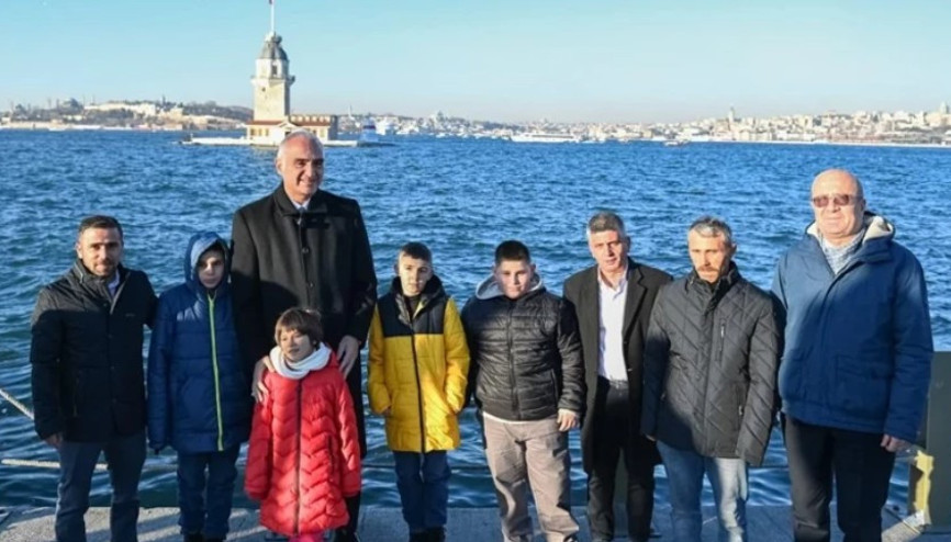 Bakan Ersoy, Sivasta kardan Kız Kulesi yapan çocukları İstanbulda ağırladı Bakan Ersoy, Sivasta kardan Kız Kulesi yapan çocukları İstanbulda ağırladı