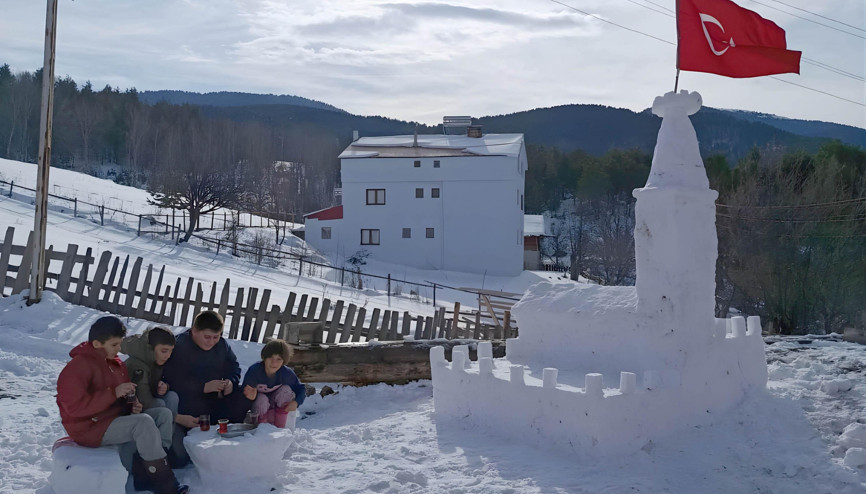 Kardan Kız Kulesi yapan çocuklar İstanbulda
