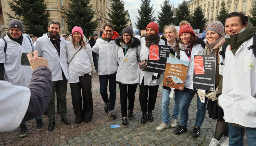 Fransada doktorlar sokağa döküldü 10 günlük grev devam ediyor