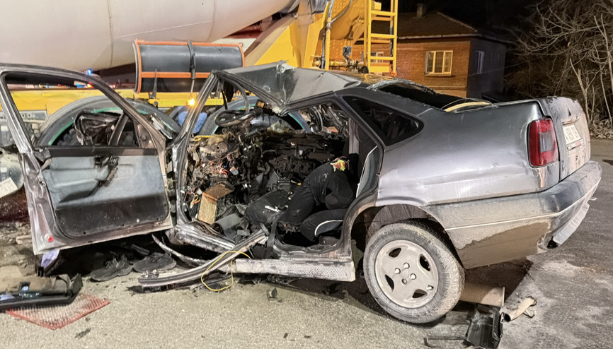 Beton mikseriyle çarpışan otomobilin sürücüsü yaralandı