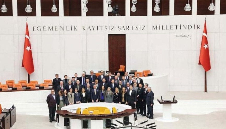 Özgür Özel ‘Meclis Nöbeti’nde: Emekliyle alay ediyorlar