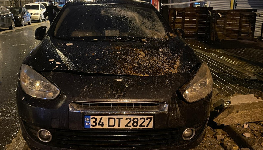 İstanbul -Bahçelievler’de tahliye edilen binanın balkonu çöktü