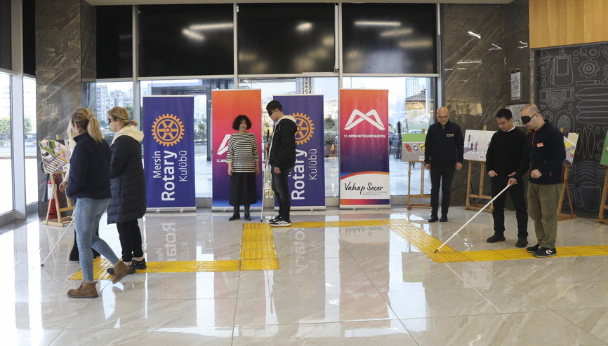 Mersinliler beyaz bastonla gözleri kapalı yürüdü