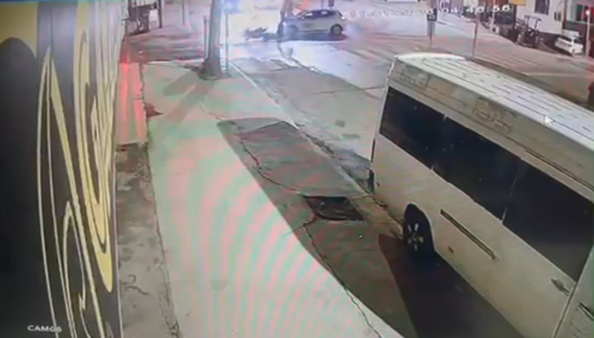 Kırmızı ışıkta geçen motosikletle otomobilin çarpıştığı kaza kamerada: 2 yaralı