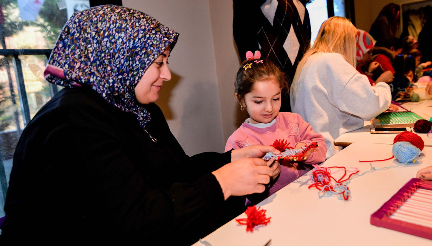 Bornovada minik eller dokuma tezgahı başında