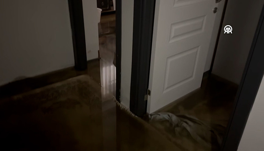 Beylikdüzünde sağanak nedeniyle 5 katlı binanın giriş katındaki 2 daireyi su bastı