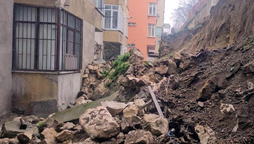 İstinat duvarı çöktü, 2 bloklu bina tahliye edildi İstinat duvarı çöktü, 2 bloklu bina tahliye edildi