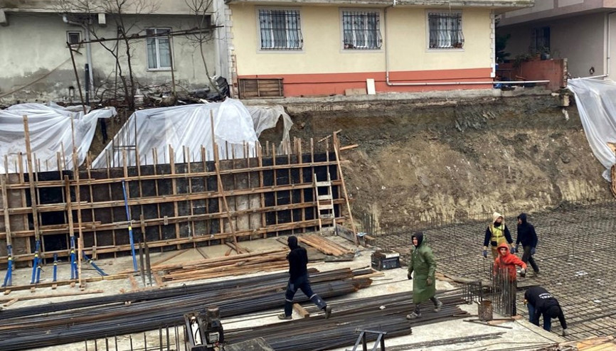 İnşaat temelinin yanındaki 3 binanın bahçesinde toprak kayması; 25 kişi tahliye edildi