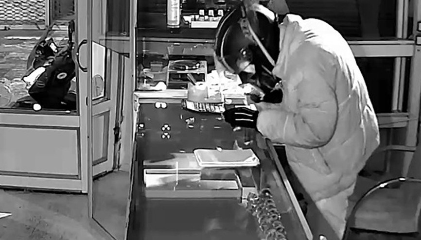 Kuyumcuya girip 6 kilo altın çalan hırsızdan şaşkına çeviren ifade Kuyumcuya girip 6 kilo altın çalan hırsızdan şaşkına çeviren ifade