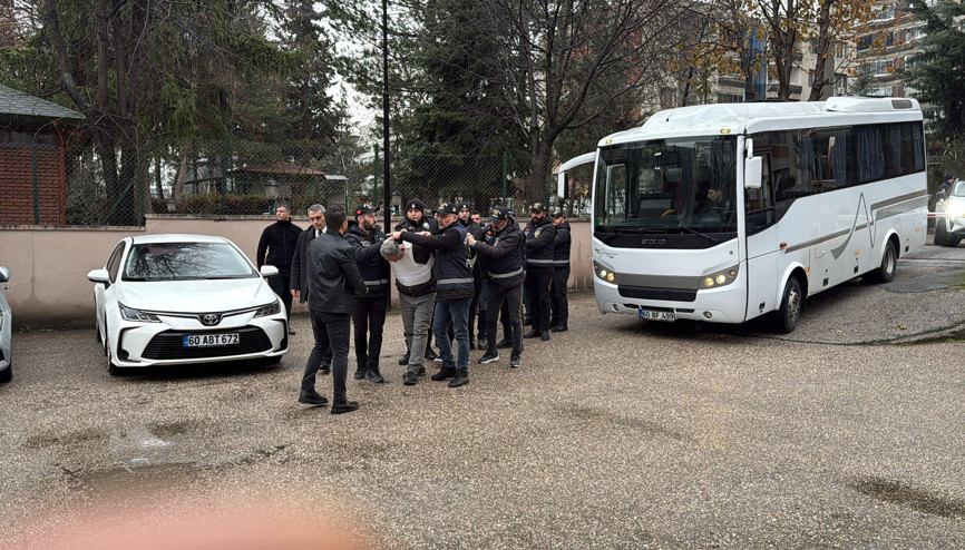 Cesedini kireçleyip havuzun deposunda sakladığı babasını 4 ay önce öldürmüş