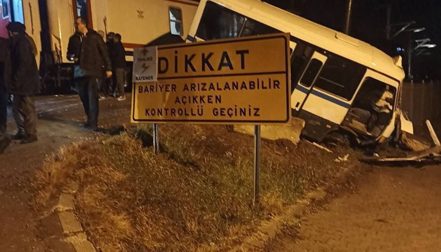 Tren, hemzemin geçitte minibüse çarptı; kaza kamerada