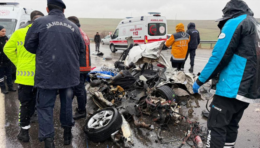Otobüs ile otomobil çarpıştı: 3 ölü, 1 yaralı